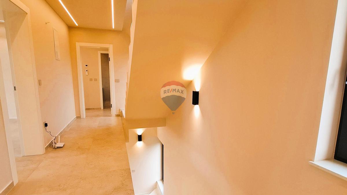 Poreč, Dintorni, Moderna casa indipendente con piscina