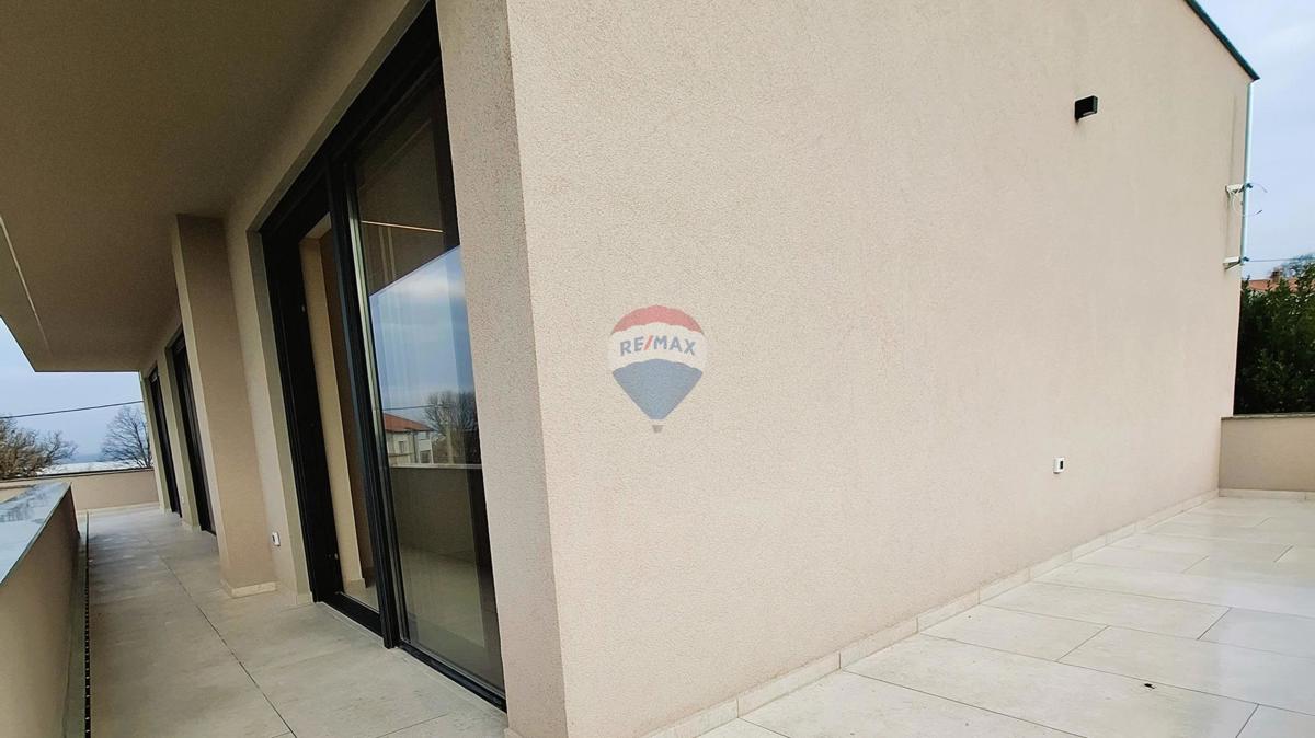 Poreč, Dintorni, Moderna casa indipendente con piscina