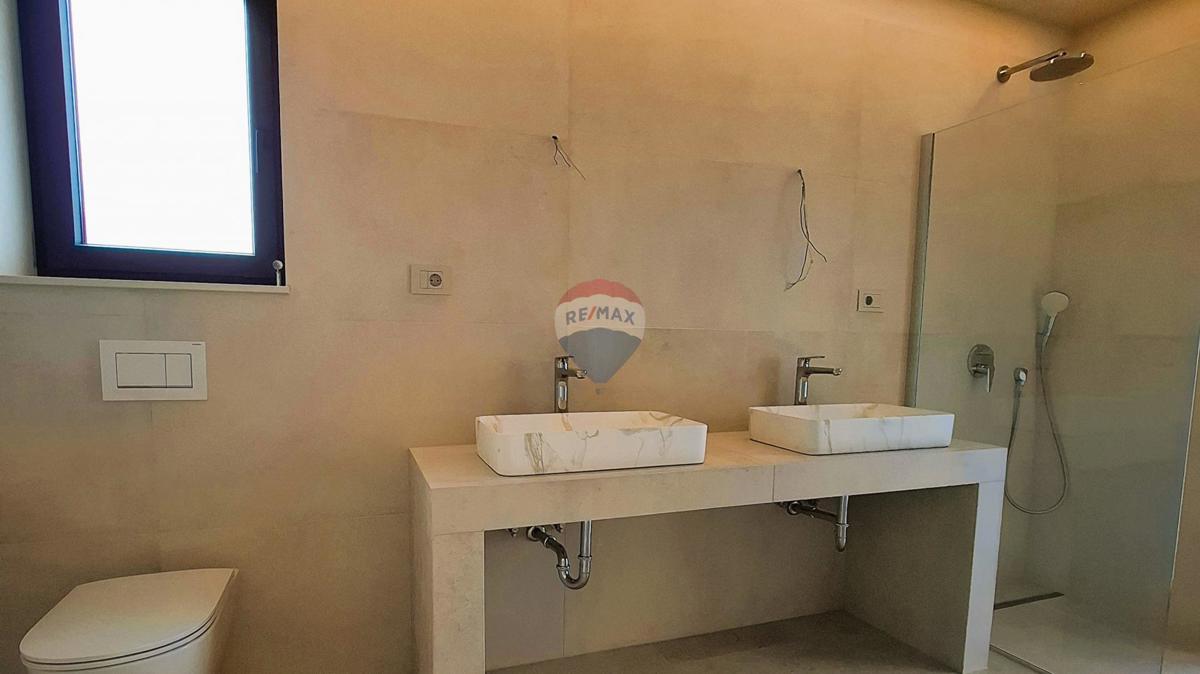 Poreč, Dintorni, Moderna casa indipendente con piscina