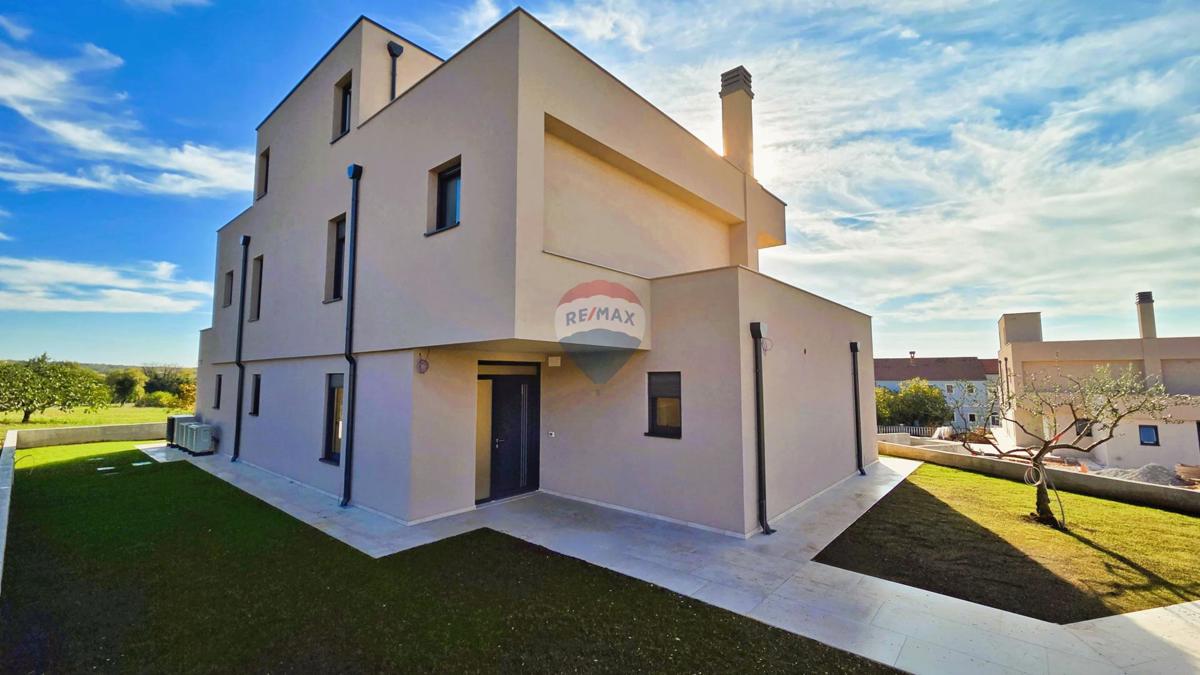 Poreč, Dintorni, Moderna casa indipendente con piscina