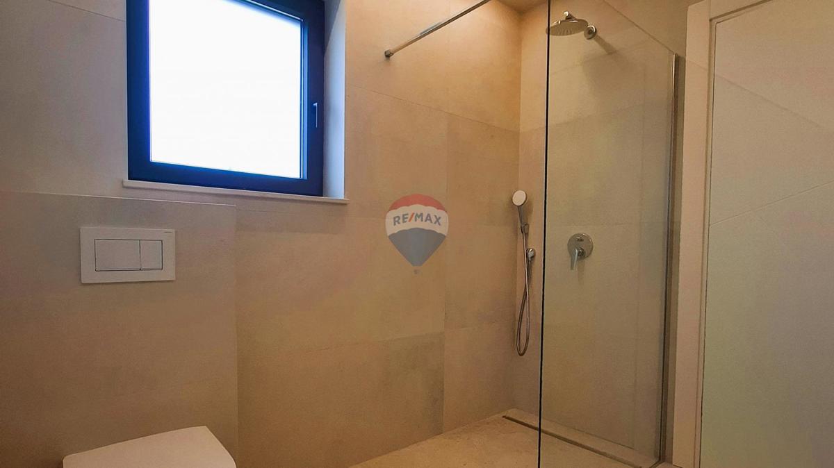 Poreč, Dintorni, Moderna casa indipendente con piscina