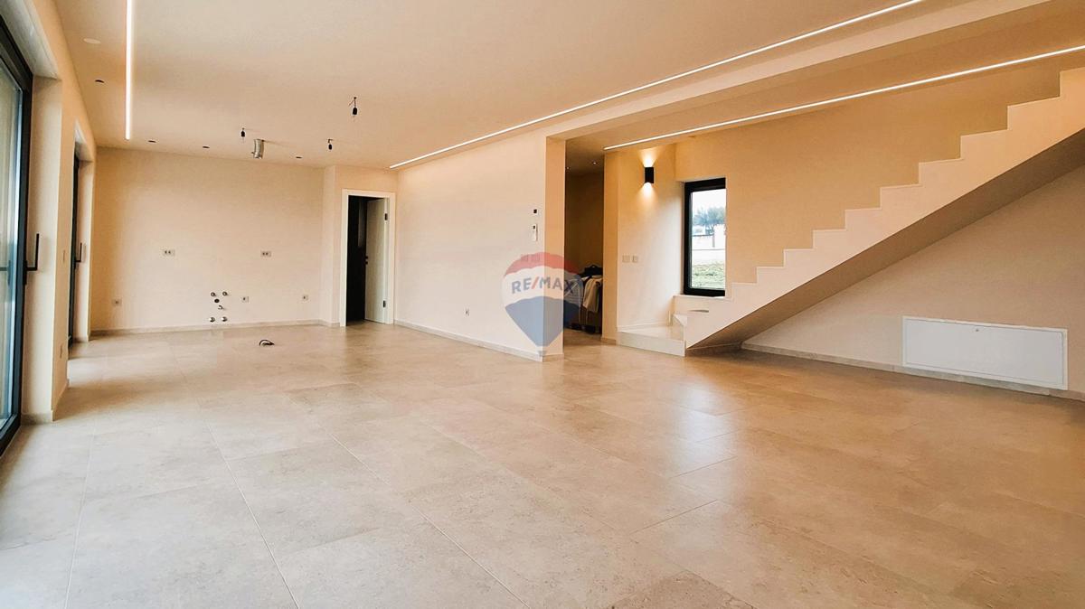 Poreč, Dintorni, Moderna casa indipendente con piscina