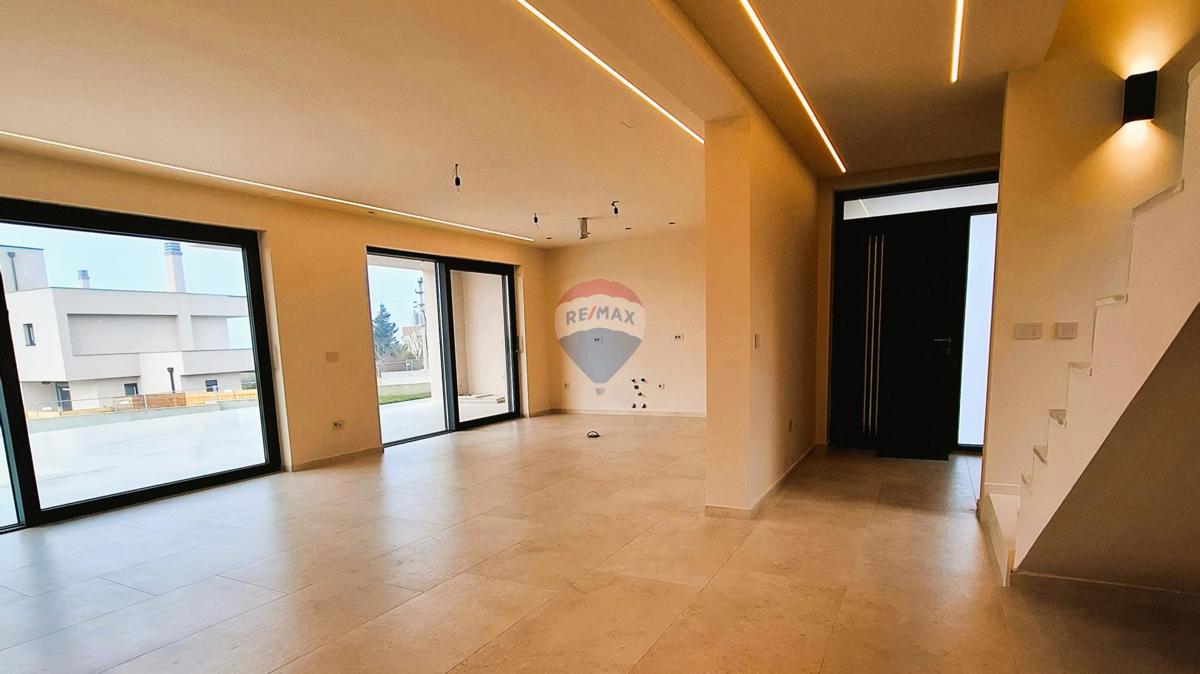 Poreč, Dintorni, Moderna casa indipendente con piscina