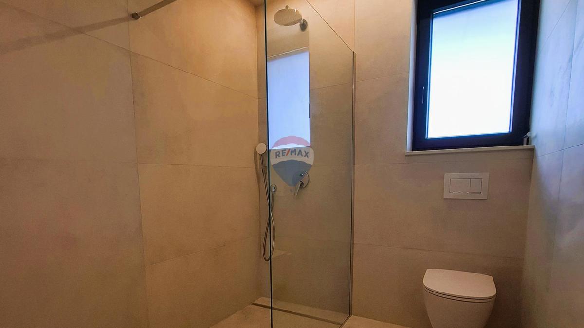 Poreč, Dintorni, Moderna casa indipendente con piscina