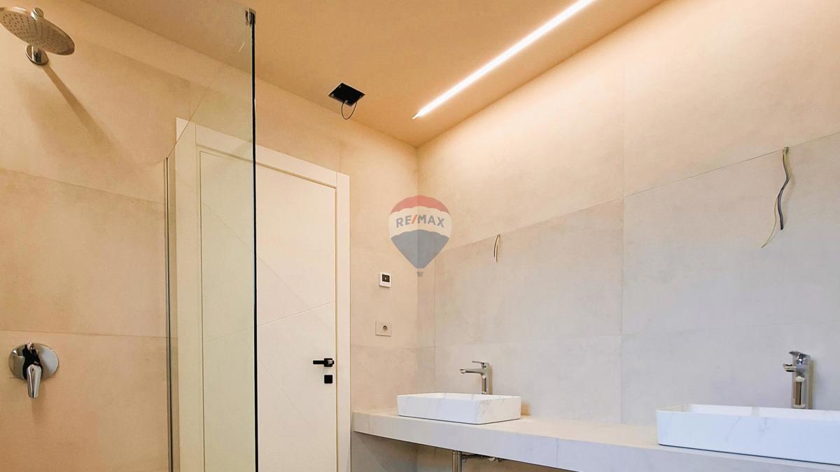 Poreč, Dintorni, Moderna casa indipendente con piscina