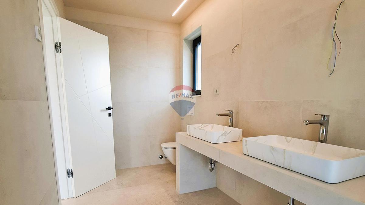 Poreč, Dintorni, Moderna casa indipendente con piscina