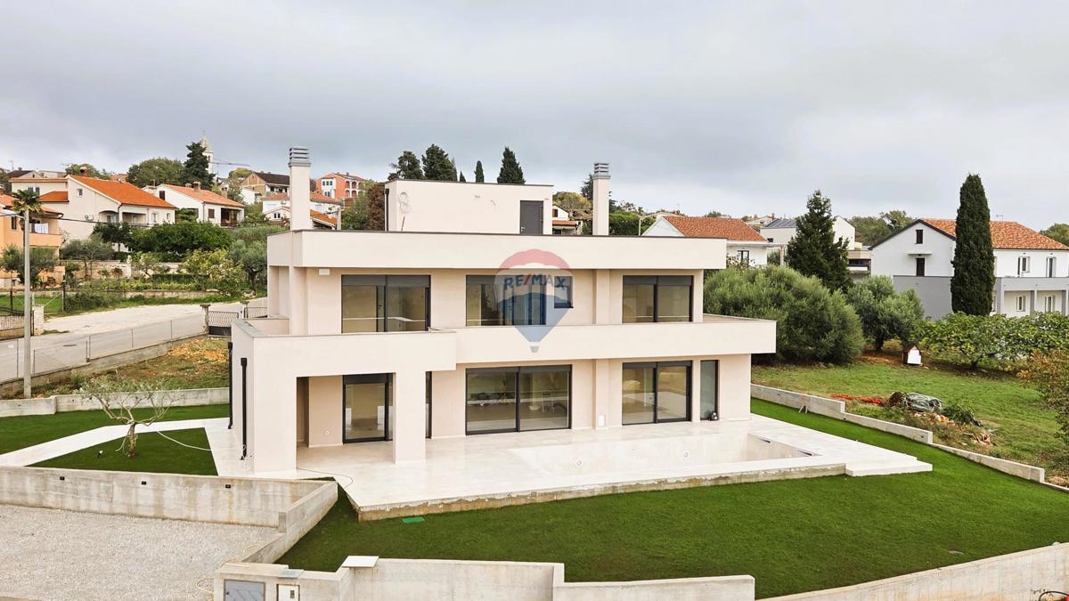 Poreč, Dintorni, Moderna casa indipendente con piscina