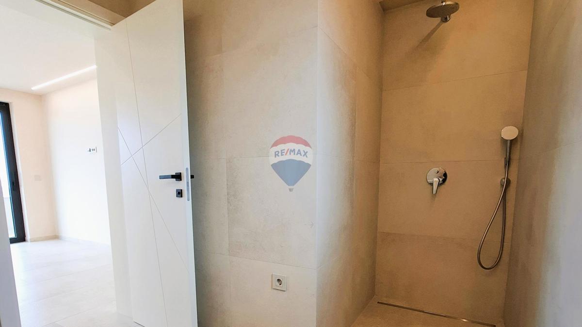 Poreč, Dintorni, Moderna casa indipendente con piscina