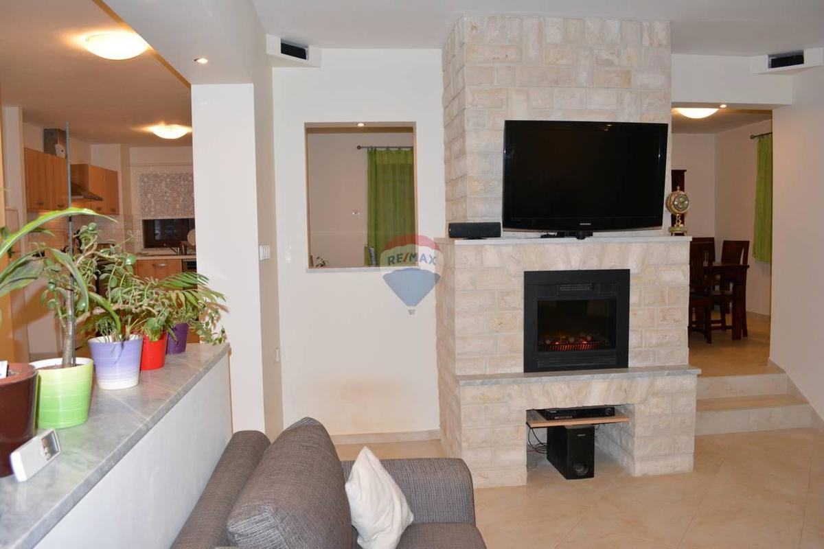 ISTRIA, NOVA VAS – Casa con piscina e appartamento