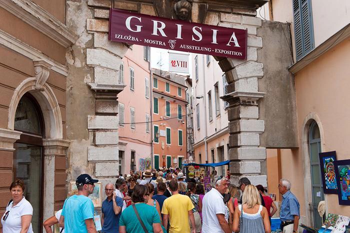 Rovigno – casa con 2 appartamenti e locale commerciale in via Grisia.