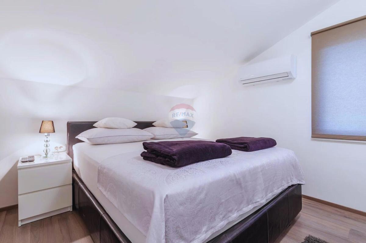 Novi Vinodolski – Appartamento con Due Camere da Letto in una Posizione Richiesta