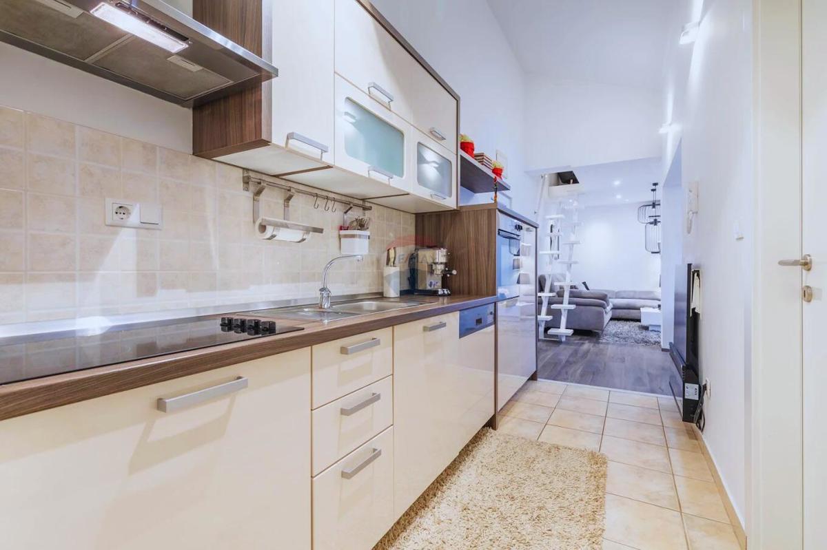 Novi Vinodolski – Appartamento con Due Camere da Letto in una Posizione Richiesta