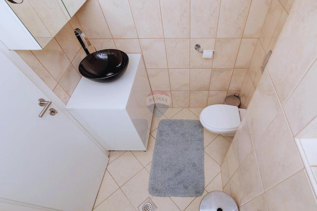 Novi Vinodolski – Appartamento con Due Camere da Letto in una Posizione Richiesta