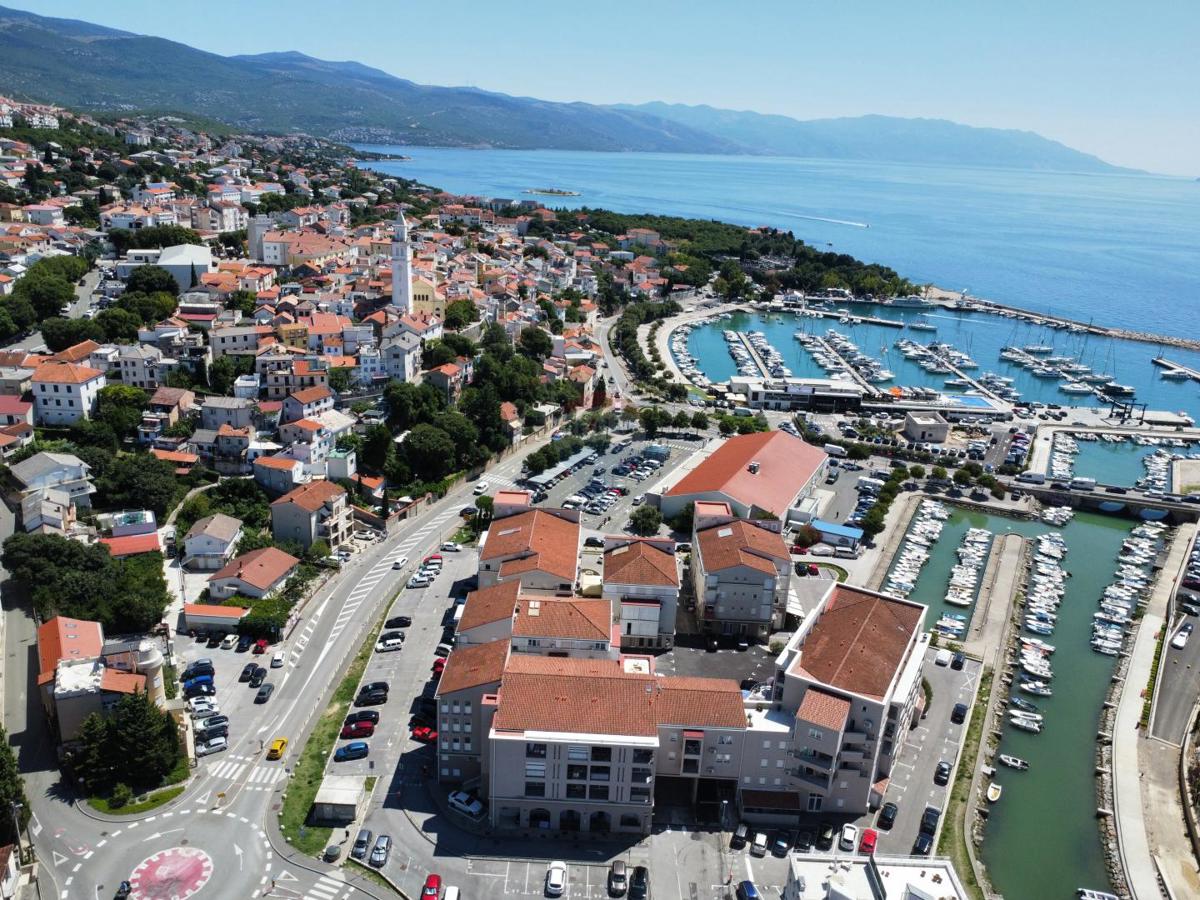 Novi Vinodolski – Appartamento con Due Camere da Letto in una Posizione Richiesta