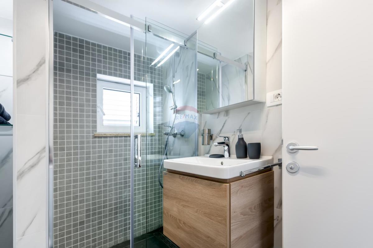 Istria, Rovigno, casa in una tranquilla via nel centro, con vista mare