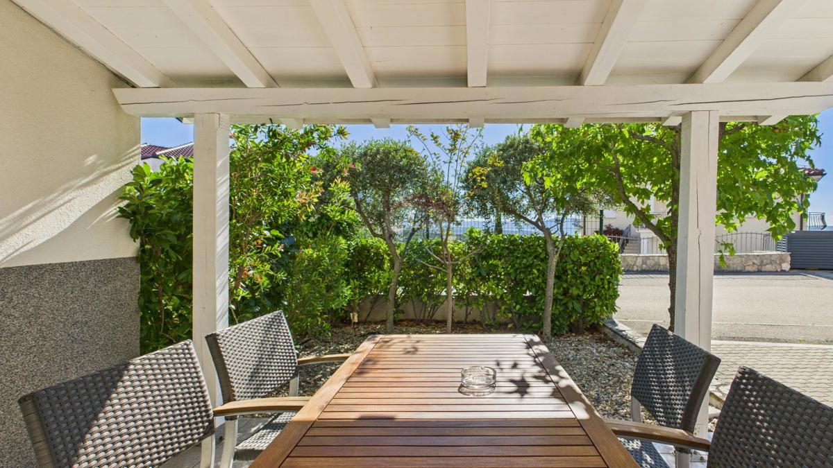 Krk, Njivice – Casa con vista e 2 appartamenti