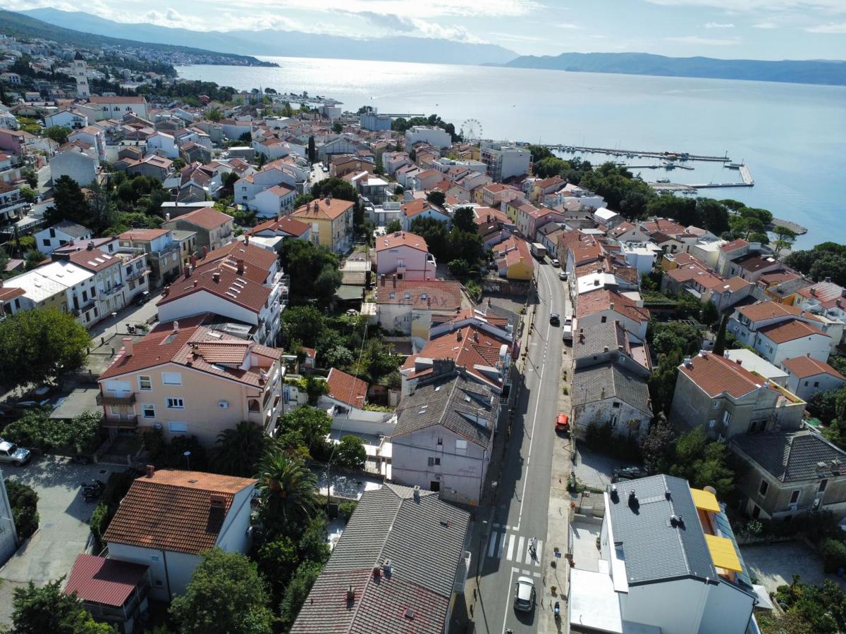 Crikvenica, centro – tre appartamenti a 200 metri dal mare