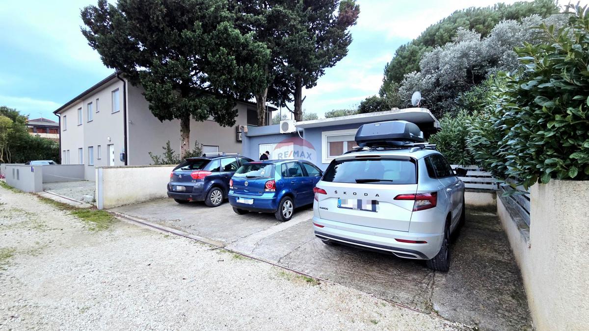 Medulin, Premantura | Casa 52m2, terrazza, tre posti auto e garage