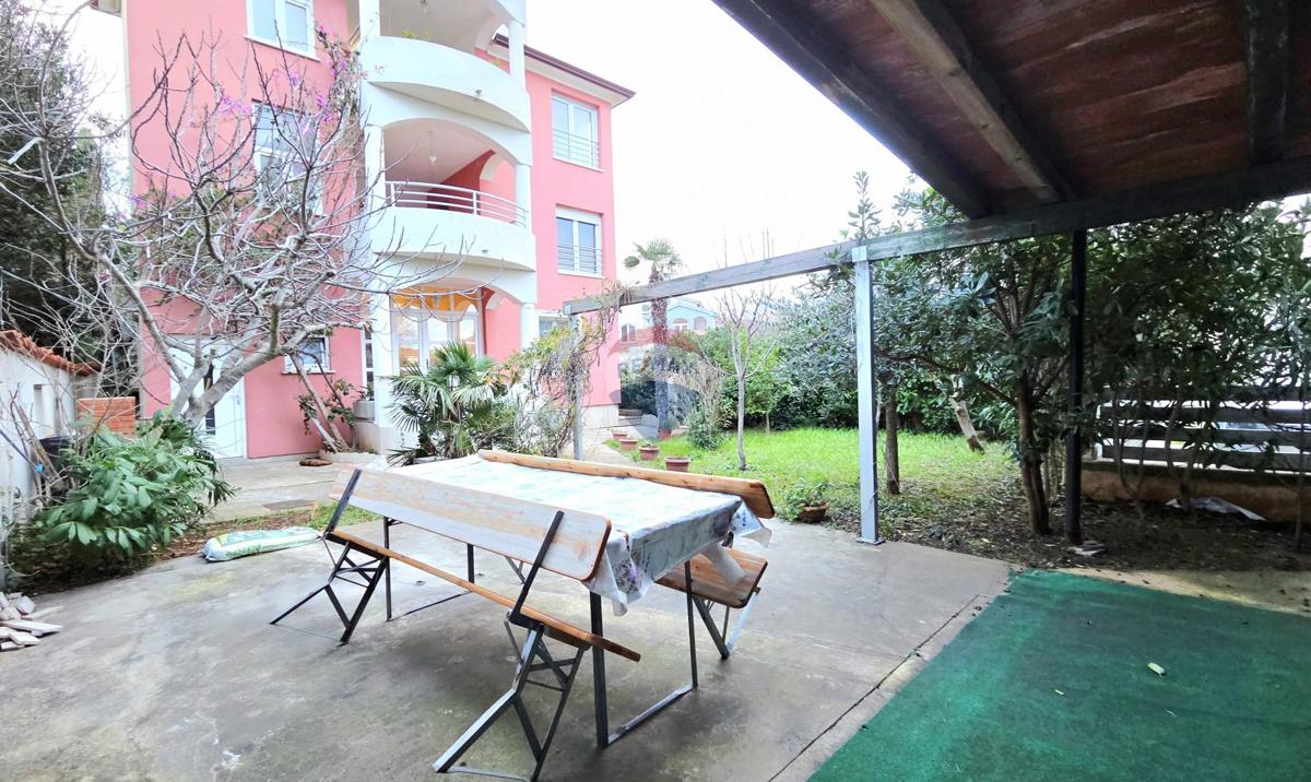 Medulin, Premantura | Casa 52m2, terrazza, tre posti auto e garage