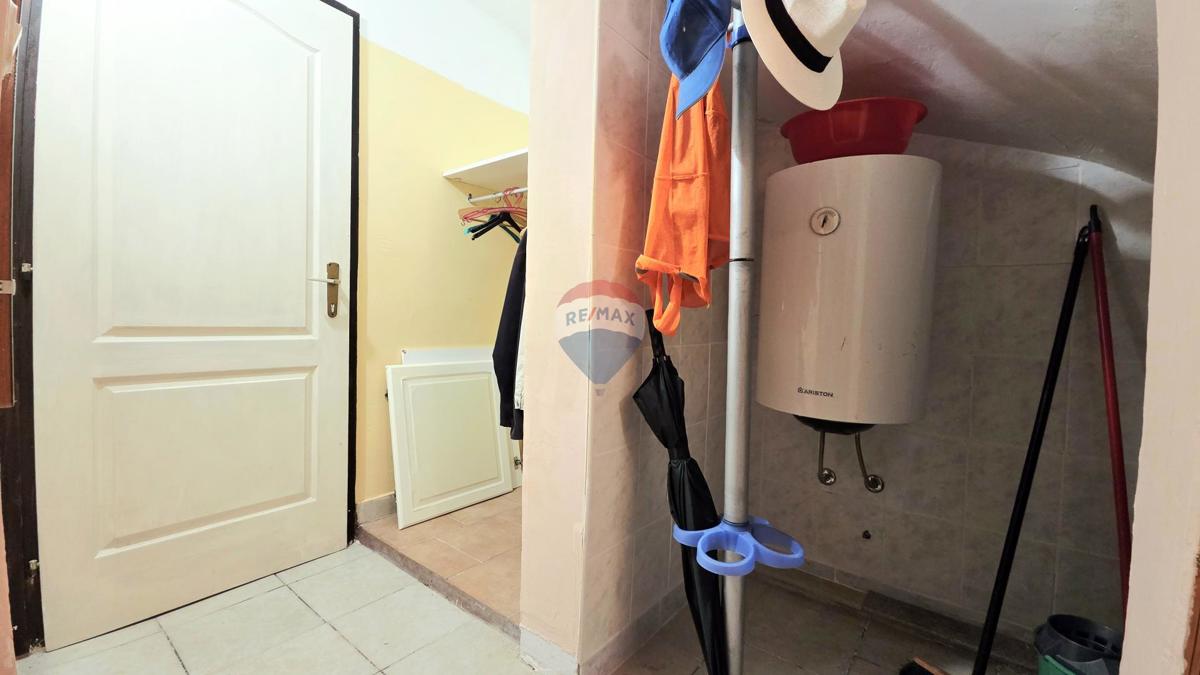 Medulin, Premantura | Casa 52m2, terrazza, tre posti auto e garage