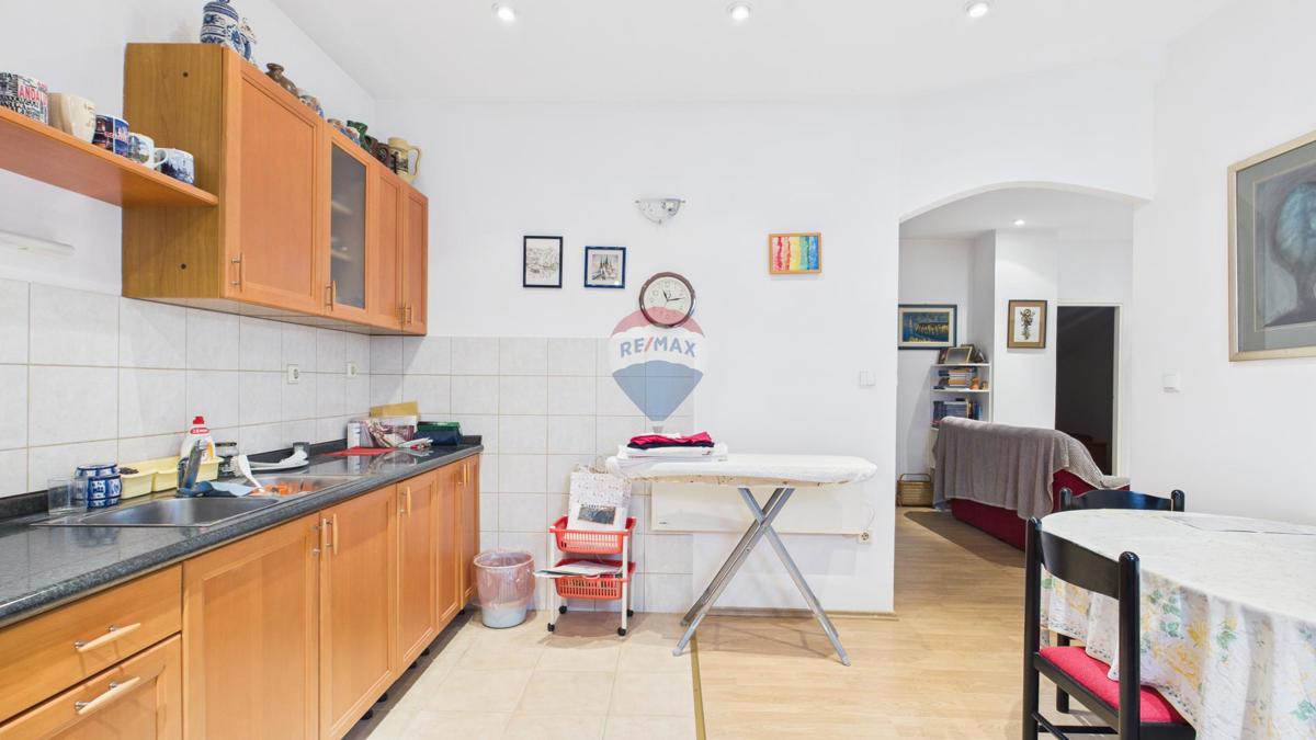 Crikvenica, Selce – casa con spazio commerciale, prima fila sul mare