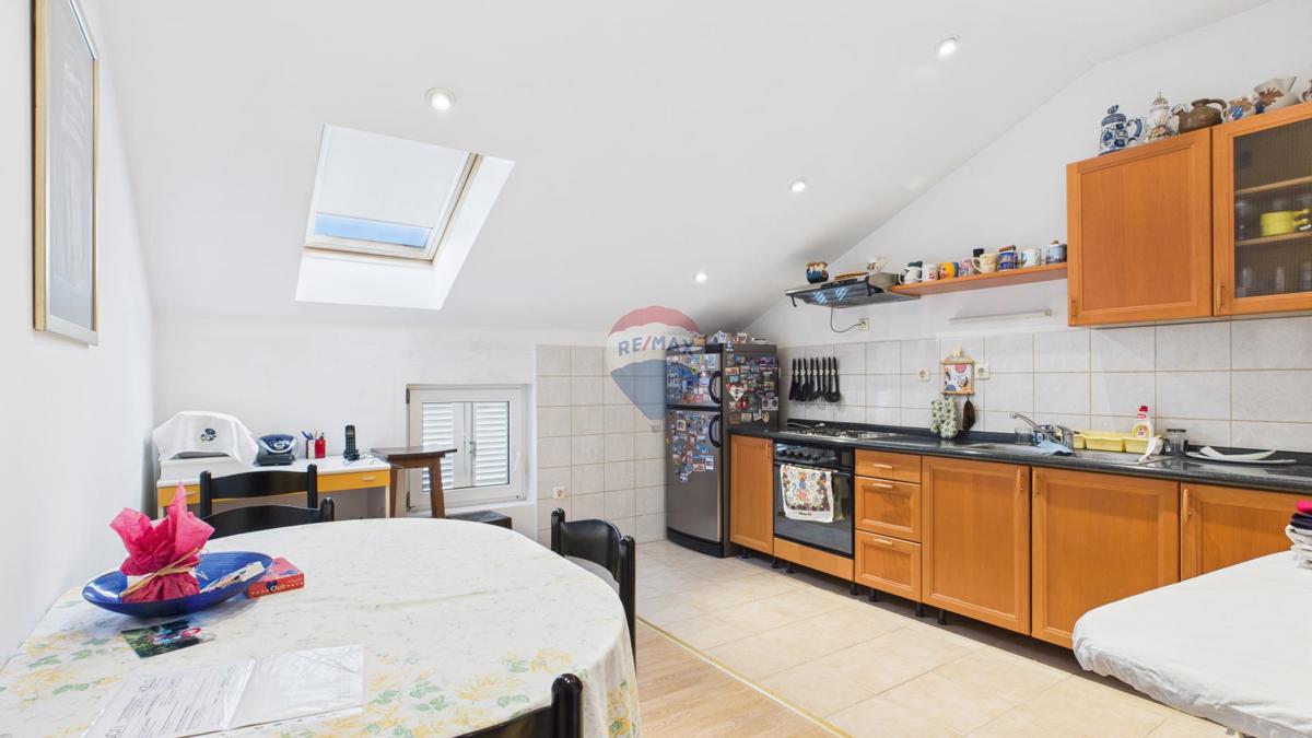 Crikvenica, Selce – casa con spazio commerciale, prima fila sul mare