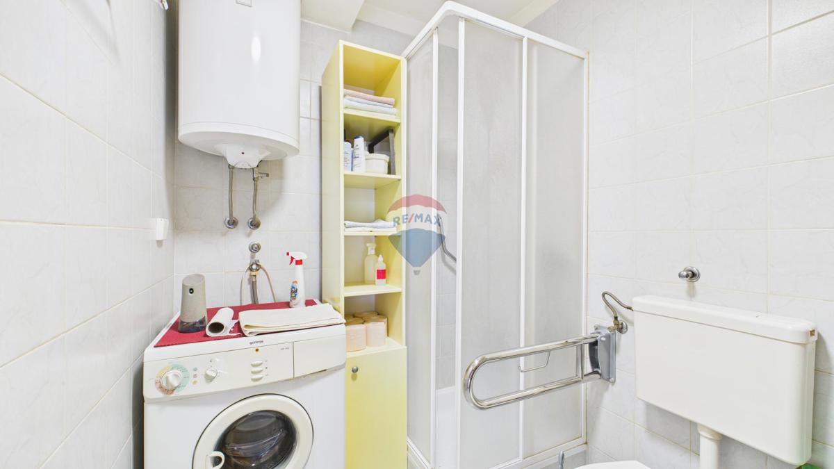 Crikvenica, Selce – casa con spazio commerciale, prima fila sul mare