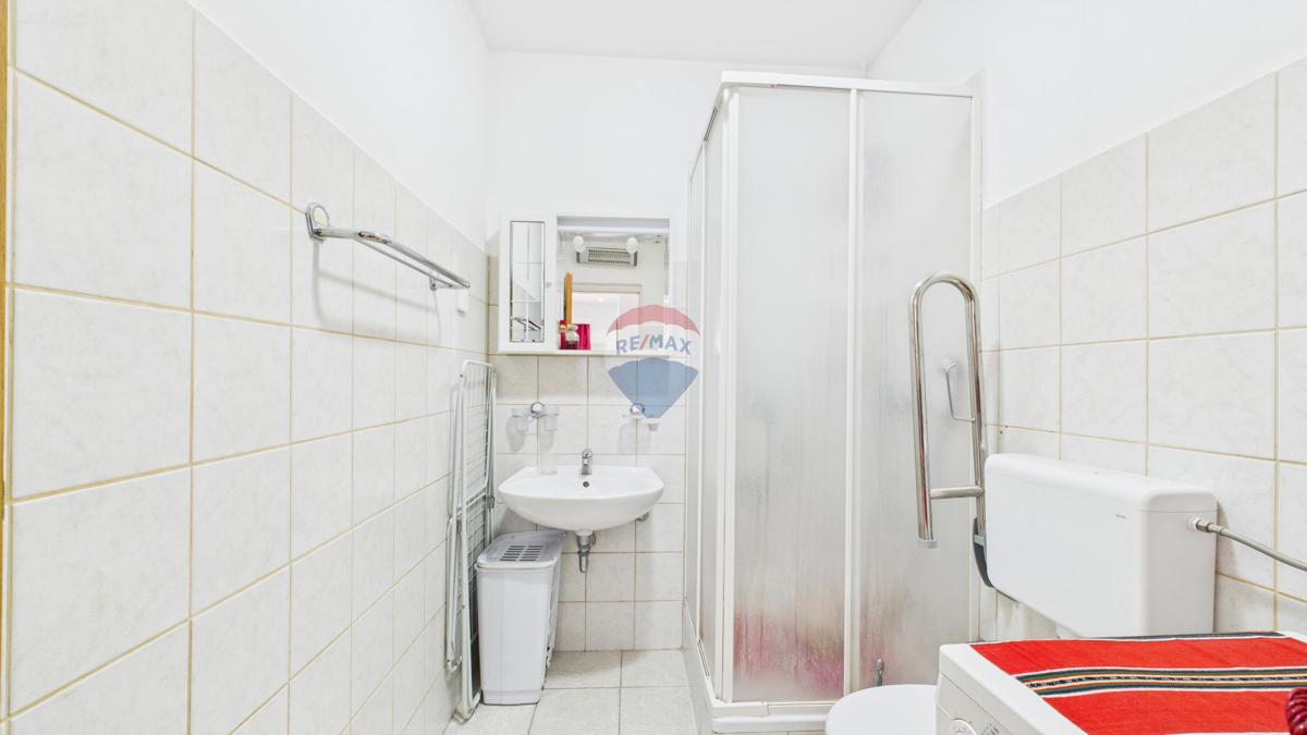 Crikvenica, Selce – casa con spazio commerciale, prima fila sul mare