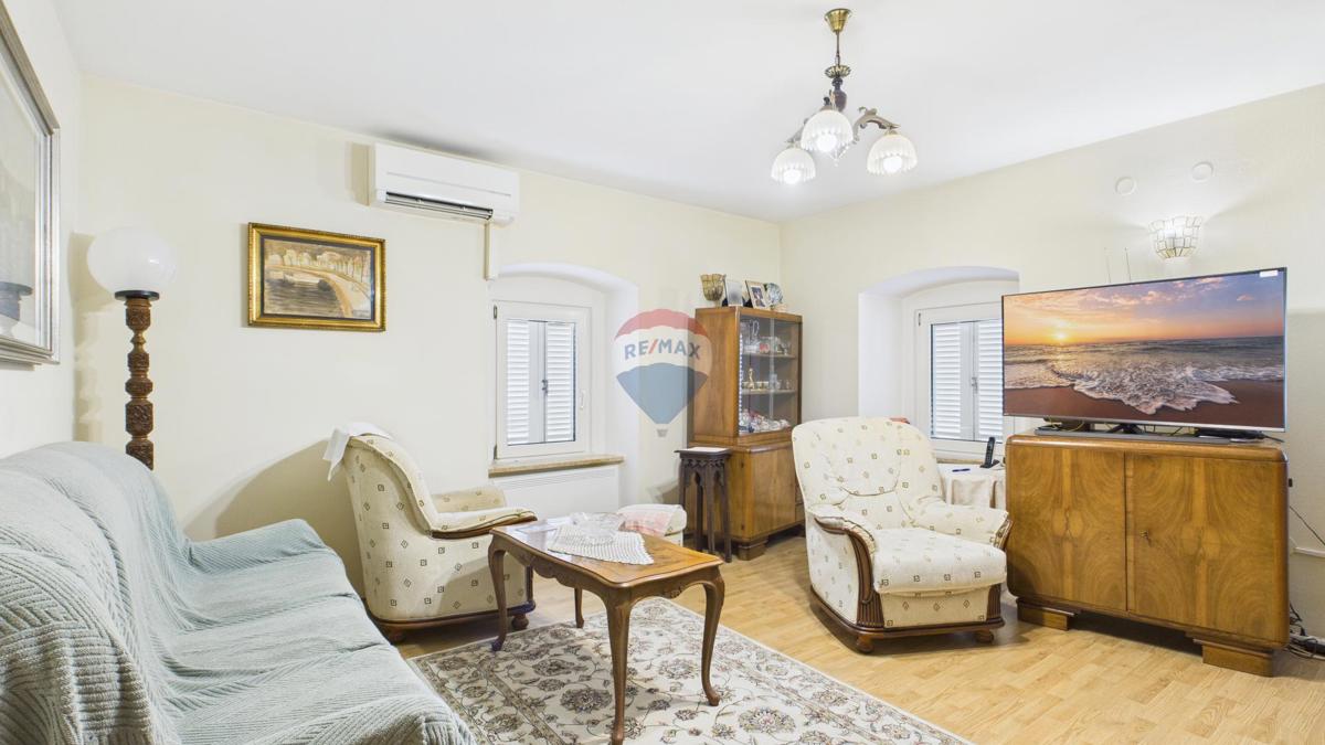 Crikvenica, Selce – casa con spazio commerciale, prima fila sul mare