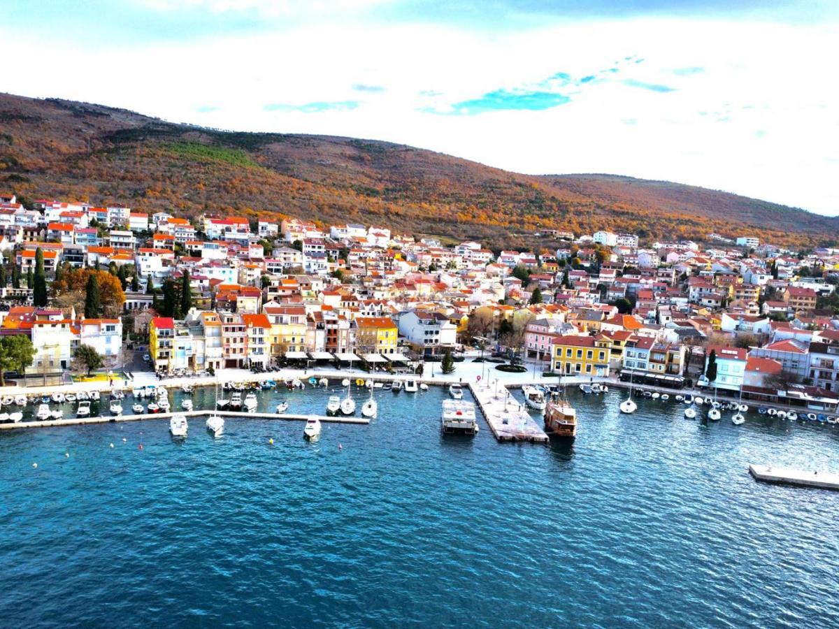 Crikvenica, Selce – casa con spazio commerciale, prima fila sul mare