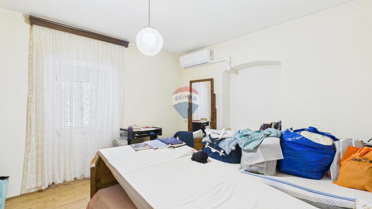 Crikvenica, Selce – casa con spazio commerciale, prima fila sul mare