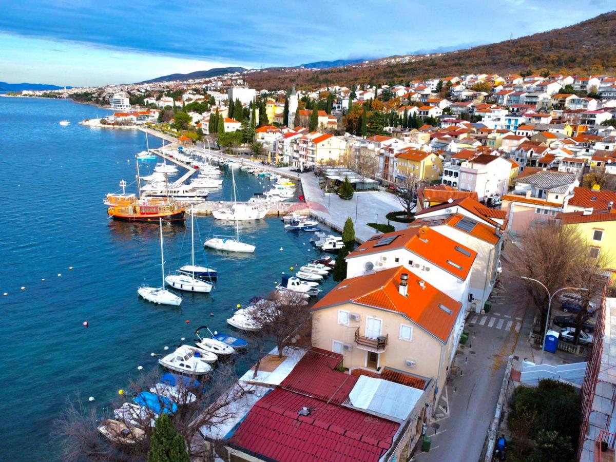 Crikvenica, Selce – casa con spazio commerciale, prima fila sul mare