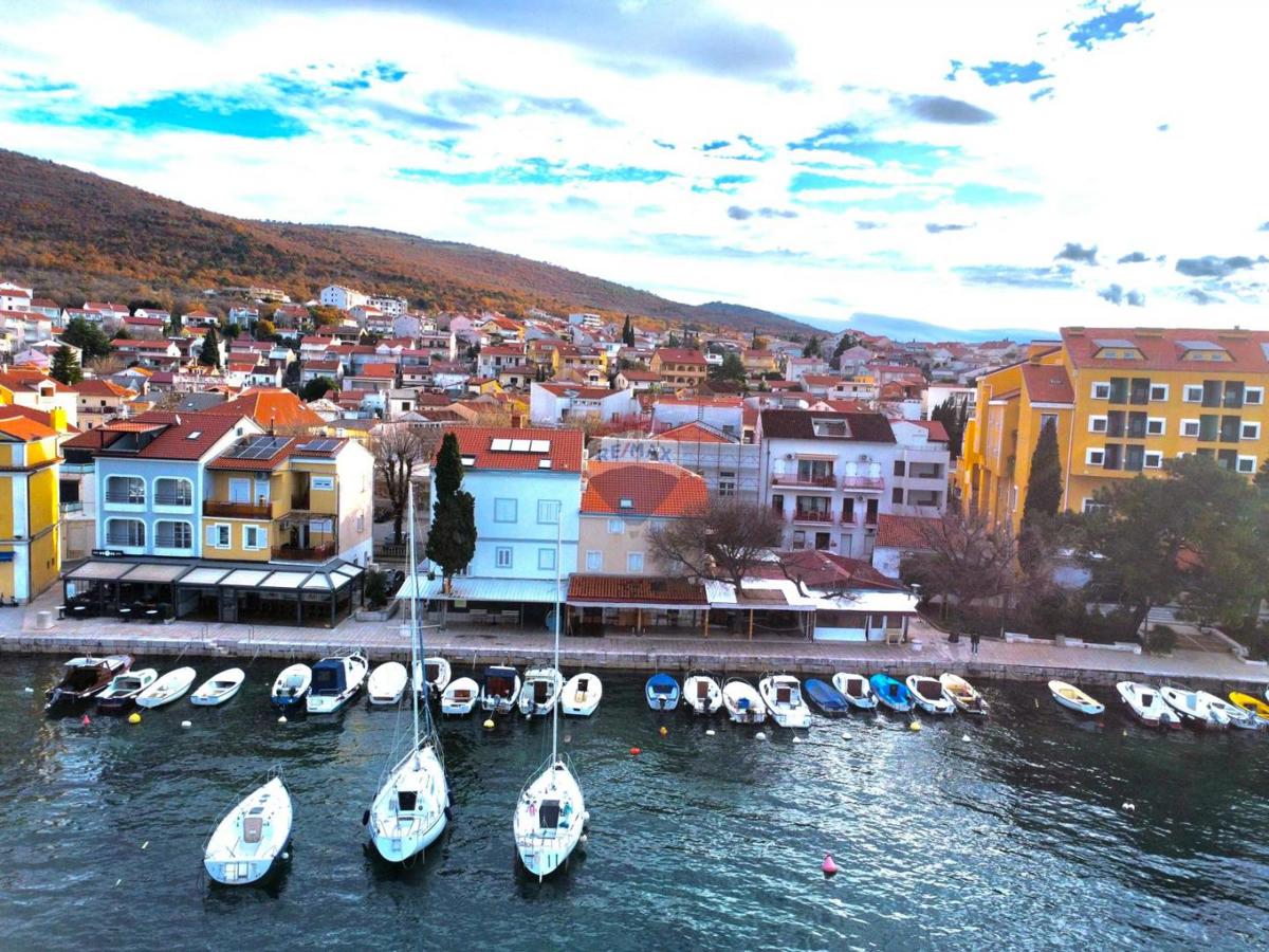 Crikvenica, Selce – casa con spazio commerciale, prima fila sul mare