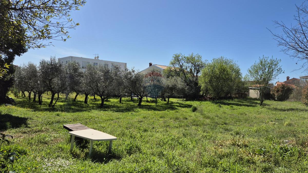Terreno edificabile Poreč, 1.353m2