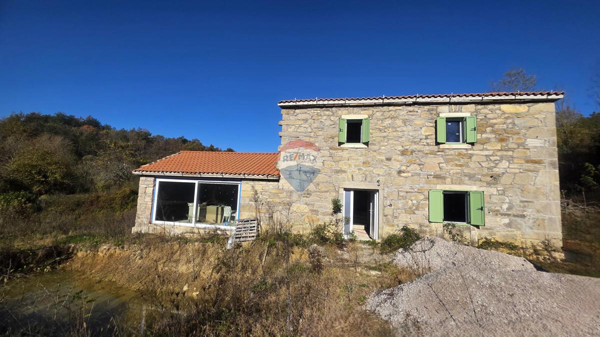 Istria, Belaj- casa in pietra con grande giardino