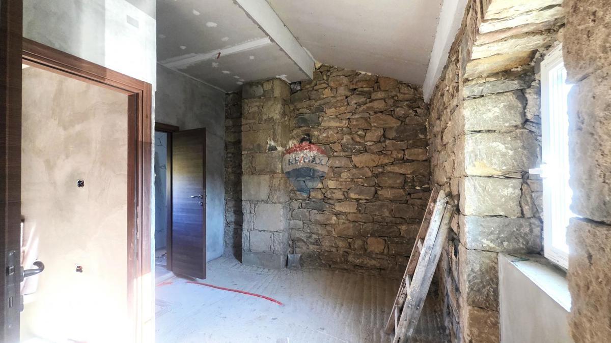 Istria, Belaj- casa in pietra con grande giardino