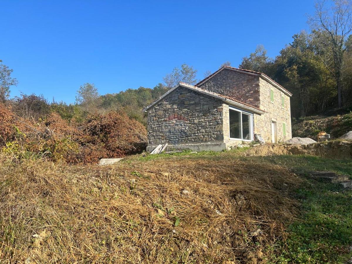 Istria, Belaj- casa in pietra con grande giardino