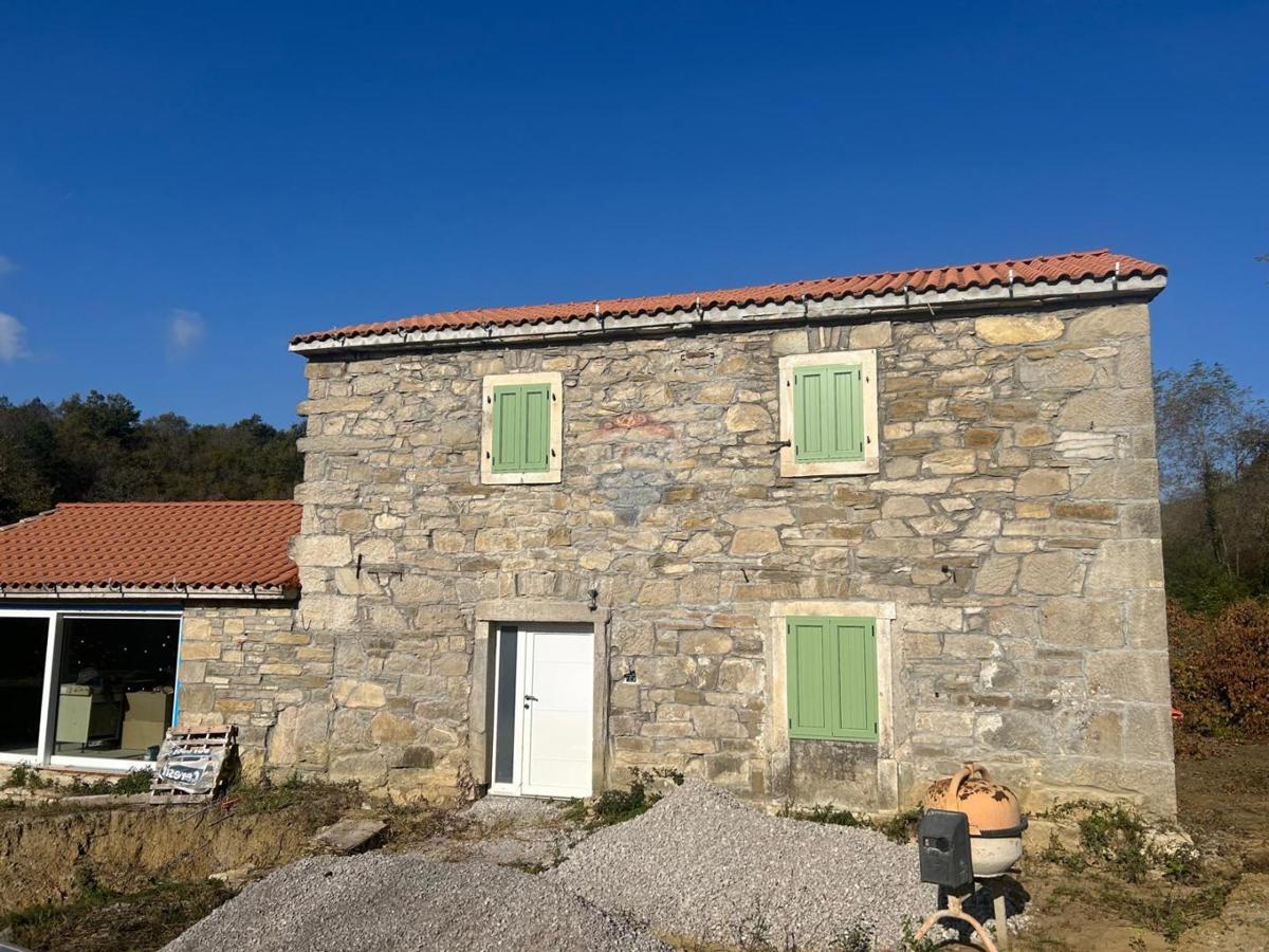 Istria, Belaj- casa in pietra con grande giardino