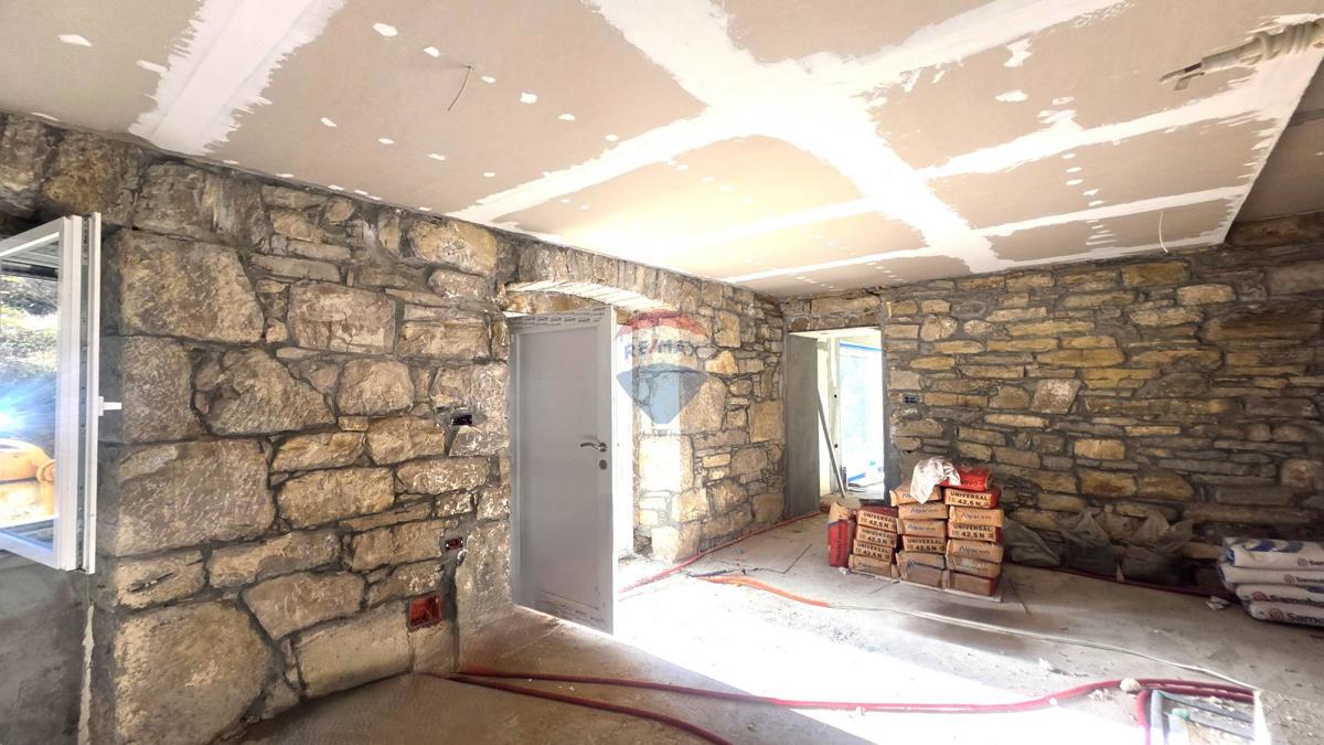 Istria, Belaj- casa in pietra con grande giardino