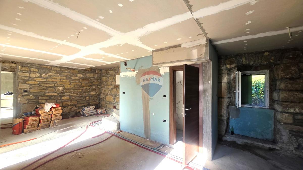 Istria, Belaj- casa in pietra con grande giardino