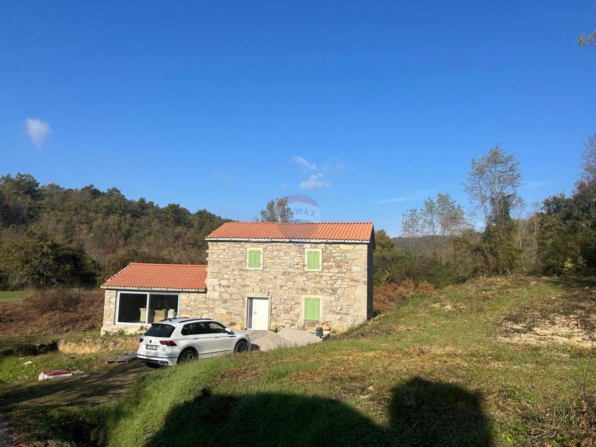 Istria, Belaj- casa in pietra con grande giardino