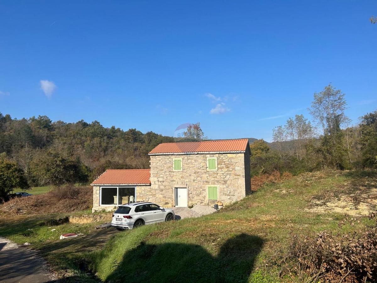 Istria, Belaj- casa in pietra con grande giardino