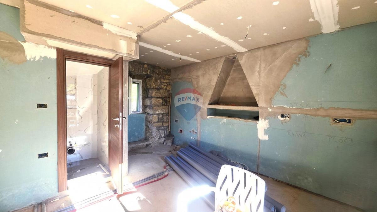 Istria, Belaj- casa in pietra con grande giardino