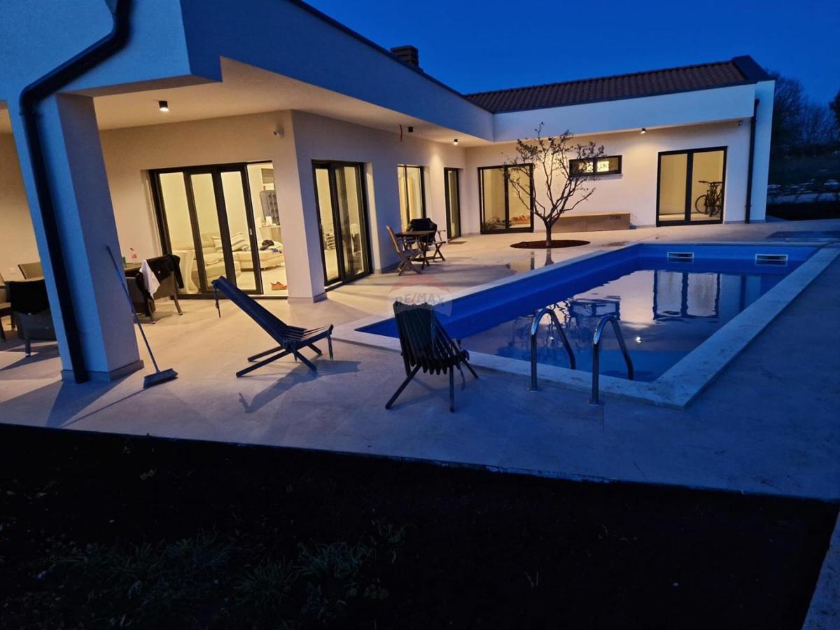 Istria, Rovigno- casa moderna con piscina