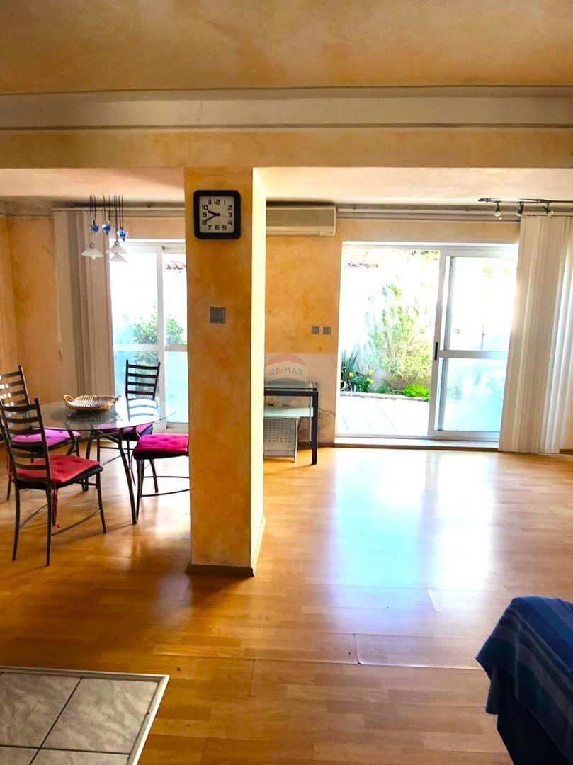 Istria, Rovigno, casa con due appartamenti, centro, strada tranquilla, terrazza