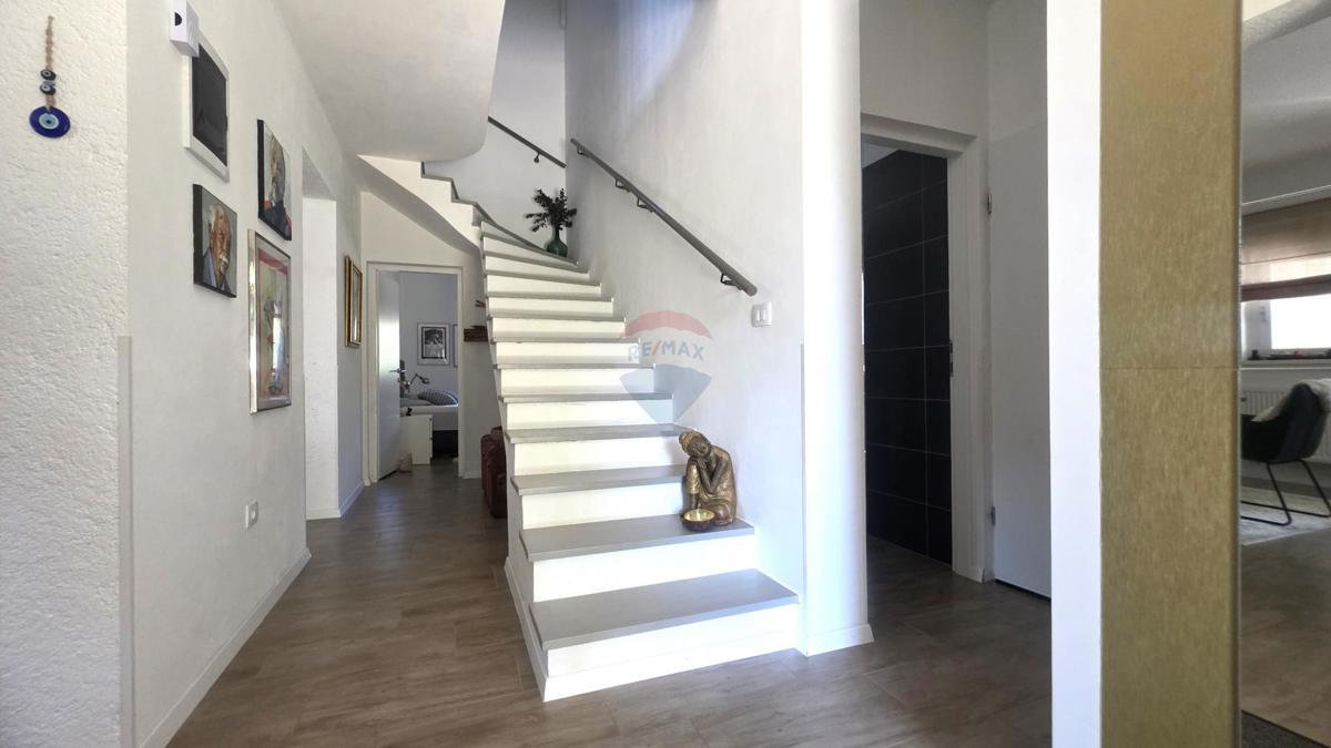 Istria, Zona Lovrečica – Casa indipendente con piscina