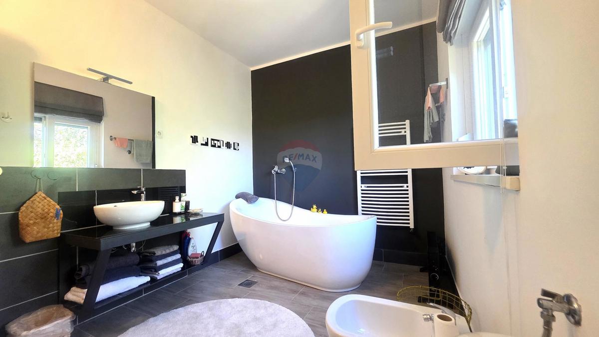 Istria, Zona Lovrečica – Casa indipendente con piscina