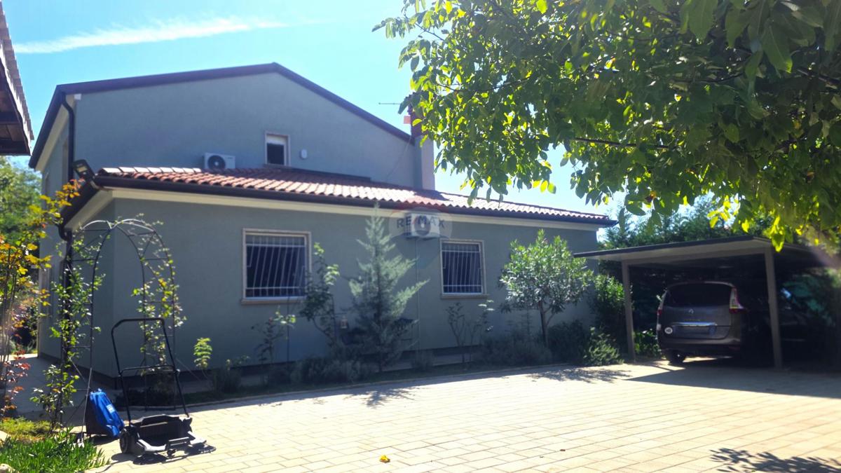 Istria, Zona Lovrečica – Casa indipendente con piscina