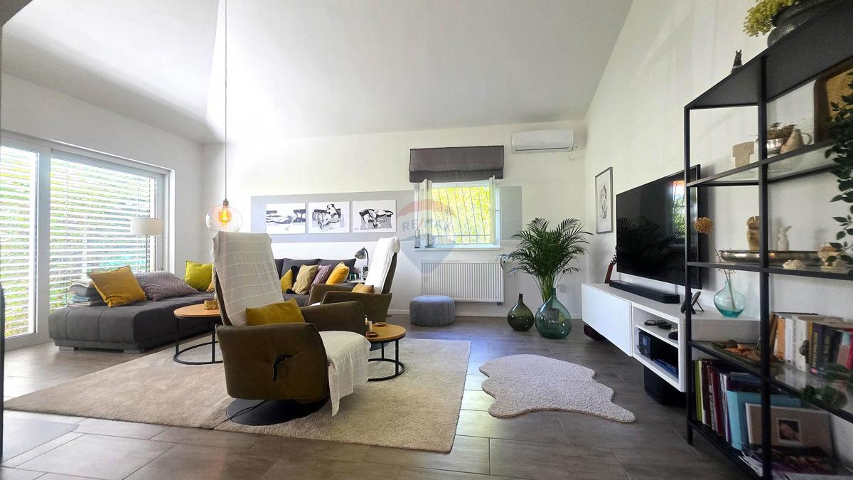 Istria, Zona Lovrečica – Casa indipendente con piscina