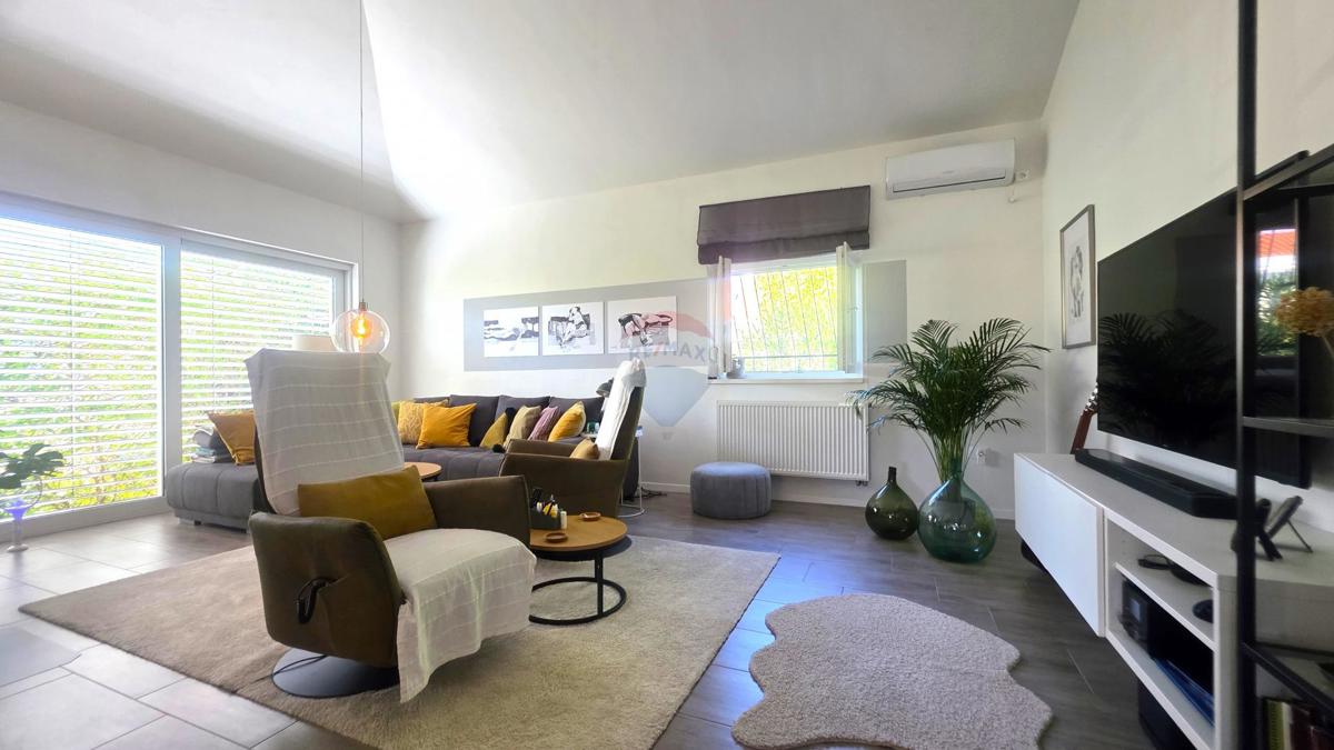 Istria, Zona Lovrečica – Casa indipendente con piscina